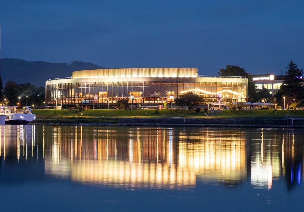 brucknerhaus linz bei nacht