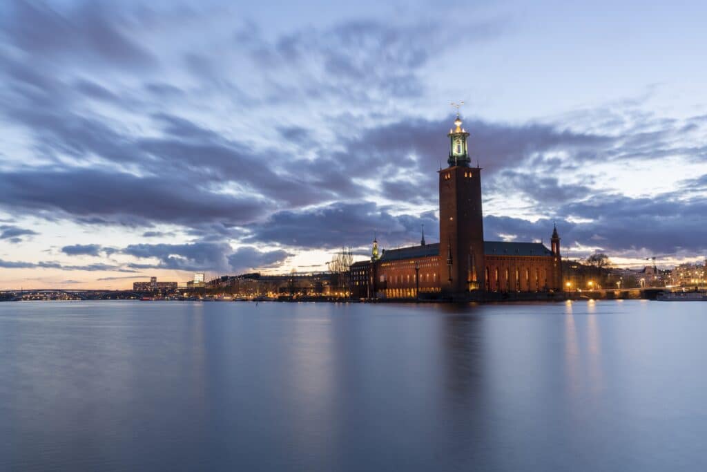 Ein atemberaubender Blick auf das Stockholmer Rathaus in der Dämmerung.
