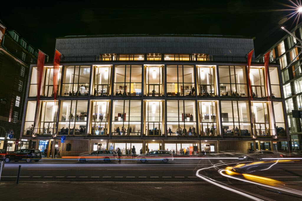hamburgische staatsoper aussenansicht nacht c niklas marc heinecke